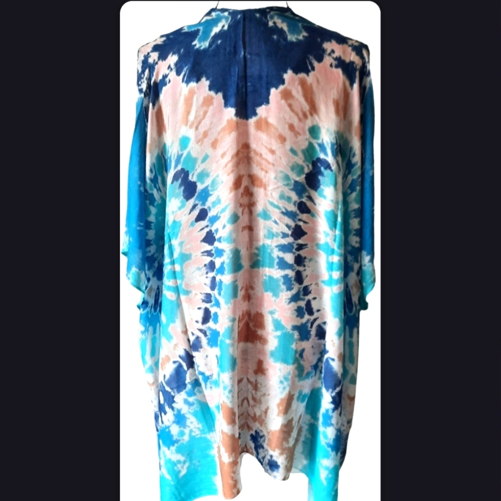 ✨️ MARKDOWN ITEM✨️ Tye Dye Printed Ruana ❤️ NWT - Picture 3 of 7